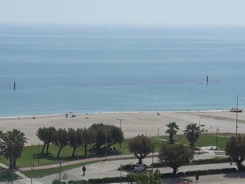 uma vista para uma praia com árvores e o oceano em Casa al mare em Lido di Fermo