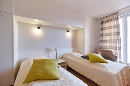 Cette chambre comprend 2 lits et une fenêtre. dans l'établissement Seascape, à Ostende