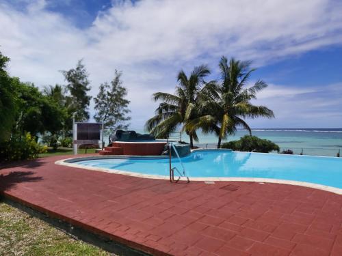 a swimming pool with the ocean in the background at Palmar Beach Villa in Palmar