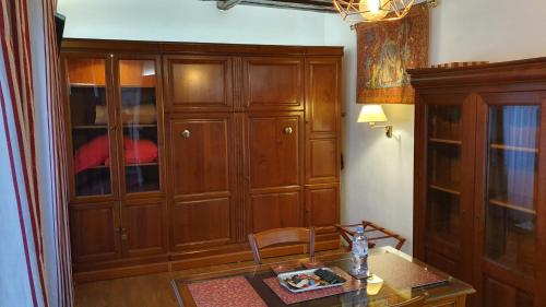 Habitación con armario de madera y mesa. en Bernardo 42 Galande en París