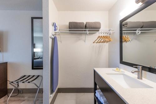 Ett badrum på Hotel Monreale Express International Drive Orlando