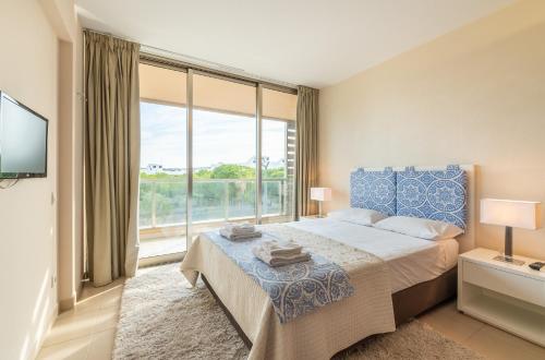 Ένα ή περισσότερα κρεβάτια σε δωμάτιο στο Herdade dos Salgados Vila das Lagoas