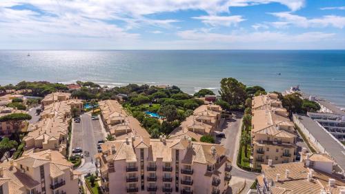 an aerial view of a city and the ocean at Apartamento Praia da Oura in Albufeira