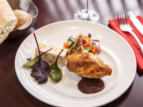 Makanan di atau berdekatan hotel