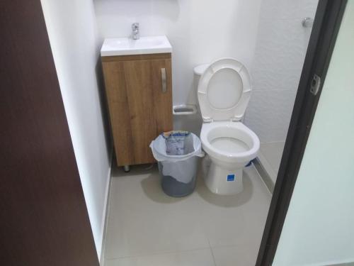 małą łazienkę z toaletą i umywalką w obiekcie apartaestudio parejas 10 mnts del terminal, centro de eventos valle del pacifico y del centro de la ciudad, salida al aeropuerto w mieście Cali