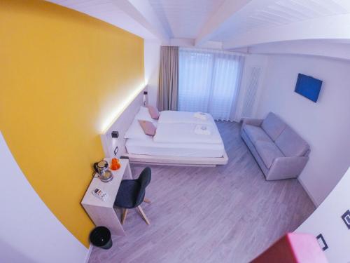 a small room with a bed and a couch at Agritur Verderame in Trento