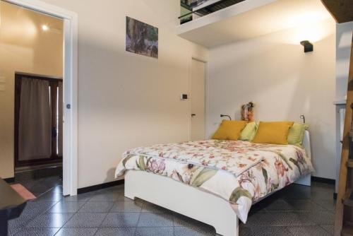 パヴィアにあるB&B MI Casa Tu Casaのベッドルーム1室(黄色い枕のベッド1台付)