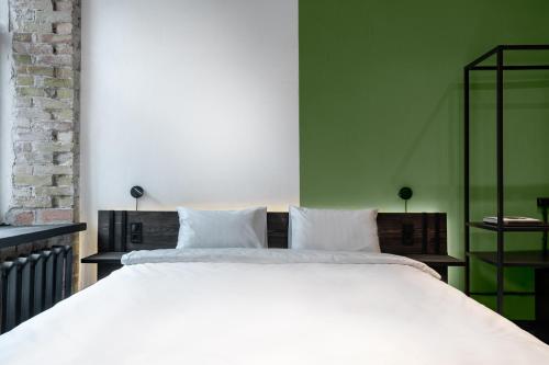 Una cama o camas en una habitación de Globe Runner Rooms & Dorms