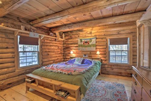 Postel nebo postele na pokoji v ubytování Cabin Private Hot Tub, Walk to Pats Peak Ski Area