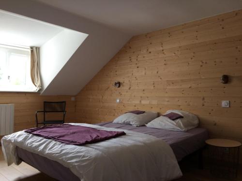 a bedroom with a bed in a wooden wall at Maison de pêcheurs in Saint-Quay-Portrieux