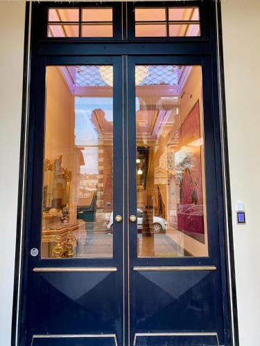 a black front door of a house at Salon Boyer in Épernay
