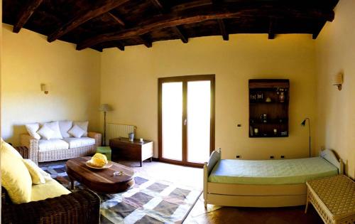 un soggiorno con divano e tavolo di Agriturismo Borgo Serafino a Mangone