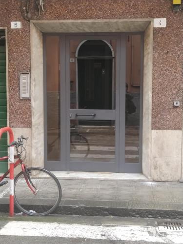 ラパッロにあるAppartamento di Enricoのガラス戸前に駐輪