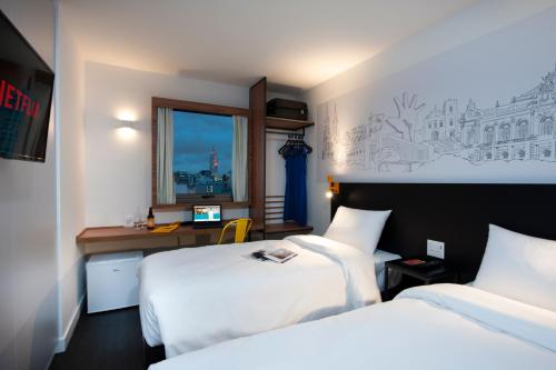 聖保羅的住宿－B&B HOTEL São Paulo Luz - Centro，酒店客房设有两张床和窗户。