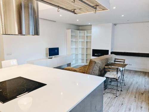 uma cozinha e sala de estar com um balcão branco em New Apartament close to IFEMA-AEROPUERTO em Madri