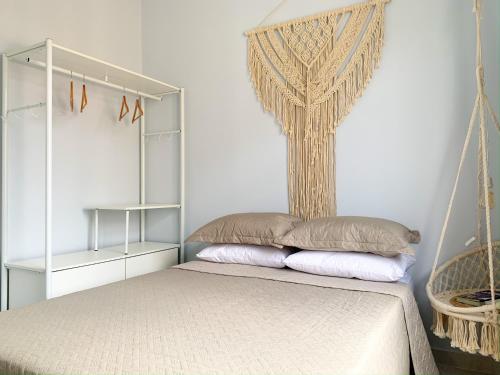 1 cama con 2 almohadas en una habitación en Conforto em Copacabana- 100m da praia - BR1307 Z4, en Río de Janeiro