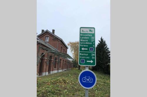 a street sign in front of a building at Appartement dans un bâtiment historique in Thorembais-Saint-Trond