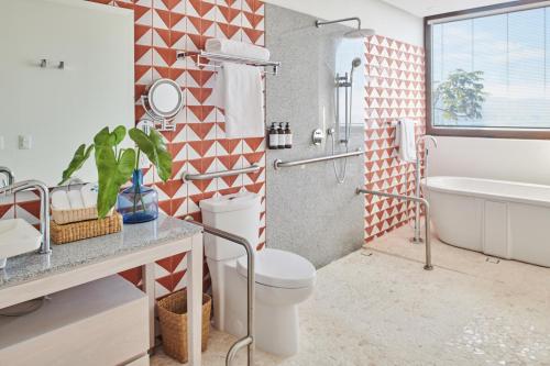 łazienka z wanną, toaletą i umywalką w obiekcie Hotel Luxury Patio Azul w mieście Puerto Vallarta