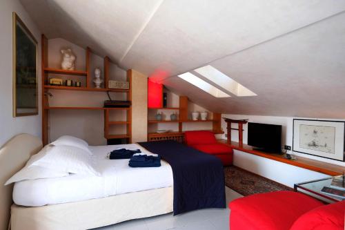 ヴェローナにあるB&B Agli Scaligeriのベッドルーム(白いベッド1台、テレビ付)