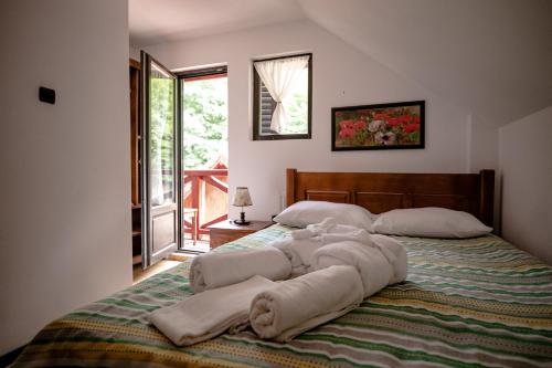 เตียงในห้องที่ Hanul Morii - Pool, Sauna and Jacuzzi