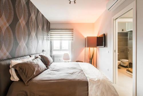 Tempat tidur dalam kamar di Attico con vista Ciampino Roma - Private Suite de Luxe