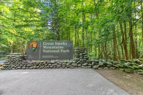 a sign for the great smoky mountains national park at Nature's Paradise in Pigeon Forge
