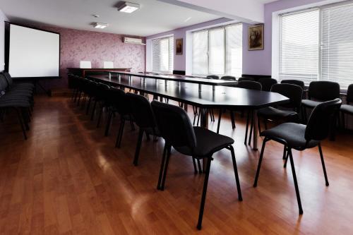 a conference room with a long table and chairs at Hotel Kristal in Zlatograd
