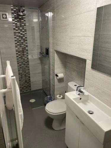 Bilik mandi di Bentinck Apartments