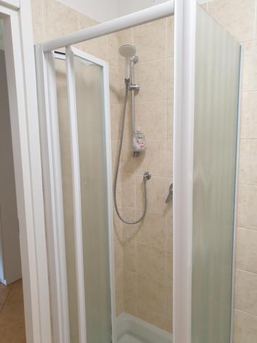 Casale delle Curve的住宿－Il soffio，带淋浴的浴室,带玻璃门