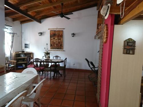 מסעדה או מקום אחר לאכול בו ב-Casa familiar en Posadas