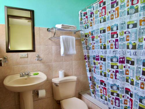 Ett badrum på Hotel La Guaria Inn & Suites