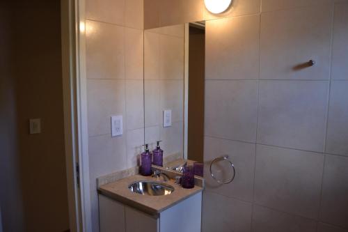 y baño con lavabo y espejo. en MendoApart Suite en Mendoza