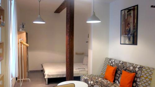 ein Wohnzimmer mit einem Spiegel und einem Sofa in der Unterkunft Magnificent apartment in the center of Prague in Prag