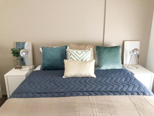 1 cama con sábanas y almohadas azules en una habitación en En Nueva Cordoba Cerca de todo y súper equipado en Córdoba