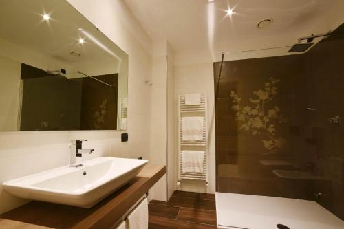 Bilik mandi di Sweet Motel