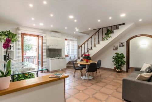 een keuken en een woonkamer met een bank en een tafel bij Plaza Rooms Ciampino in Ciampino