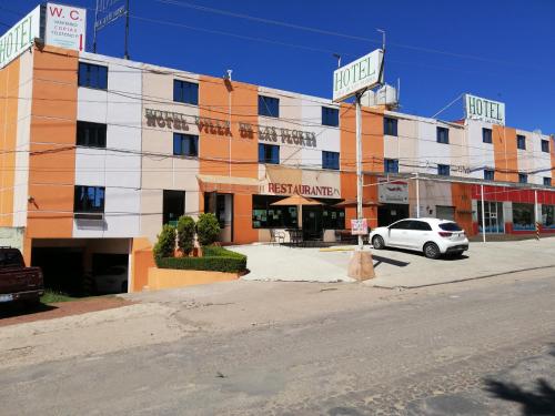 an empty street in front of a hotel at Hotel Villa De Las Flores in Zacatlán