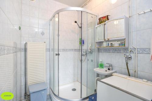 Next to City Center, Beside Bus and Train Station, Safe and Cozy Place tesisinde bir banyo