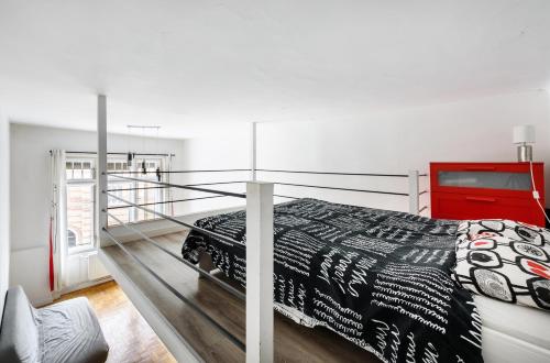 ブダペストにあるVanesia Boutique Apartmentのベッドルーム(白黒のベッド1台、バルコニー付)
