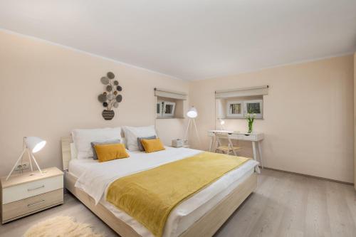 sypialnia z dużym łóżkiem i biurkiem w obiekcie Apartment Carolina w mieście Opatija