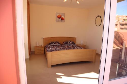 ein Schlafzimmer mit einem Bett in einem Zimmer in der Unterkunft Penthouse Luxury Faro Casasol in Torrox Costa