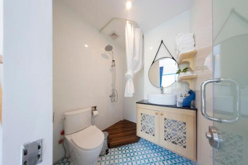La salle de bains est pourvue de toilettes, d'un lavabo et d'un miroir. dans l'établissement Turi Staypoint, à Quảng Ngãi