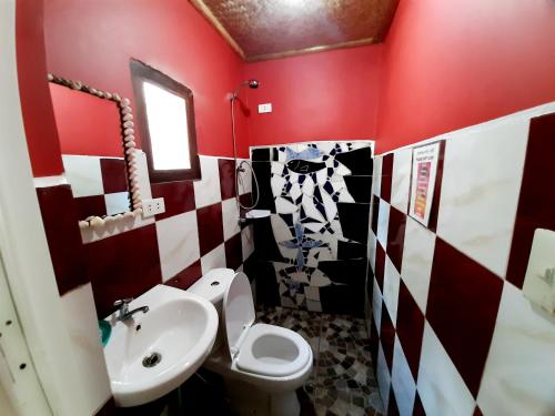 uma casa de banho com um WC e um lavatório em Castaway Native Huts em San Vicente