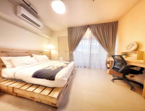 Postel nebo postele na pokoji v ubytování Tamarind Suites by BeeStay Management