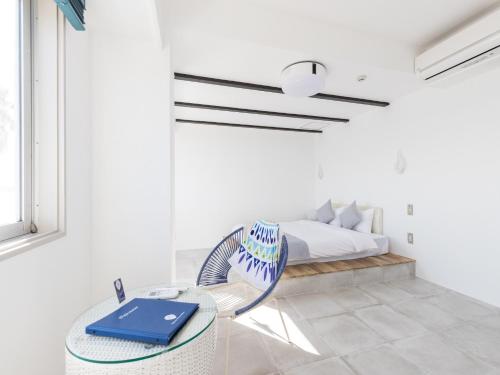 横須賀市にあるMykonos Resort Miura / Vacation STAY 62180のベッドルーム1室(ベッド1台、ノートパソコン付きのテーブル付)