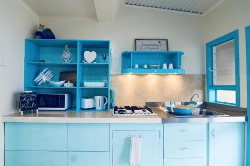 Кухня или мини-кухня в ShineAwayHomes -AC Beachfront RAROTONGA
