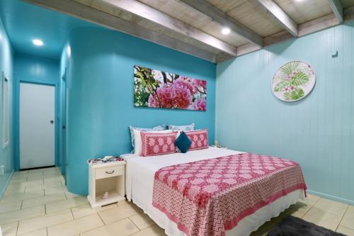 Кровать или кровати в номере ShineAwayHomes -AC Beachfront RAROTONGA