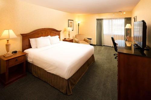 a hotel room with a large bed and a desk at Red Lion Hotel Kennewick Columbia Center in Kennewick