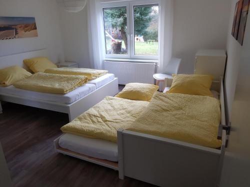 twee bedden in een kamer met een raam bij Ferienwohnung Eyb in Ansbach