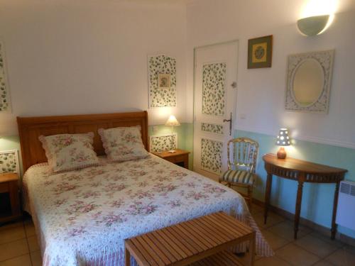 Un pat sau paturi într-o cameră la Les Passiflores